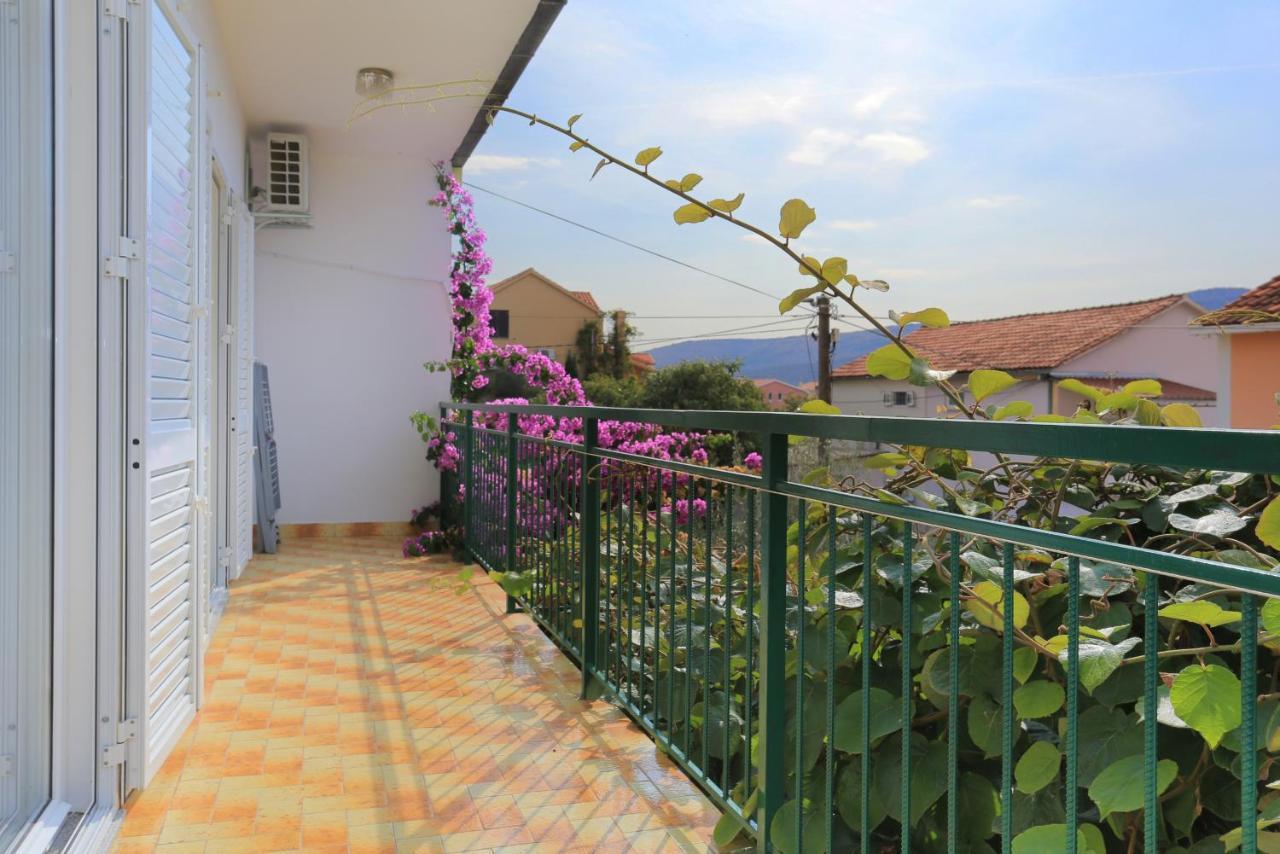 Seaside Holiday House Poljica, Trogir - 5161 Marina Exterior photo